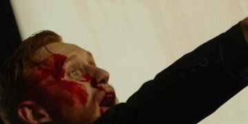 Небезпечний спектакль: в Києві величезна конструкція ледь не розчавила публіку