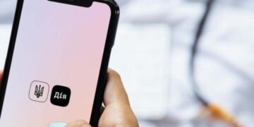 Прямо в телефоне: украинцы с приложением “Дія” получат деньги на семью