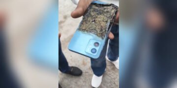 Смартфон Motorola загорівся в кишені чоловіка: інцидент потрапив на відео