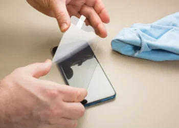 Марні витрати: фахівці пояснили, чому захисна плівка для дисплею смартфона стала непотрібною
