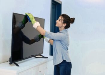 Чим не можна протирати екран телевізора та монітора та як це зробити правильно