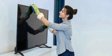 Чим не можна протирати екран телевізора та монітора та як це зробити правильно