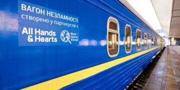Поезда с теплом и Starlink: “Укрзализныця” выводит на пути “Вагоны несокрушимости”