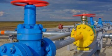 Четыре страны одобрили два новых маршрута для поставок голубого топлива в Украину, газодобывающие предприятия которой находятся под постоянными атаками РФ.