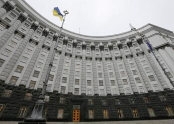 Средства партнеров и удачная экспортная кампания аграриев поддержали платежный баланс Украины в октябре. Но итоговая картина не утешительна.