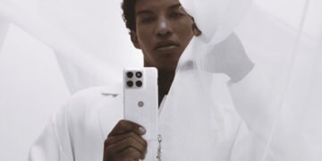 Motorola представила спеціальну версію Edge 70 з кристалами Swarovski