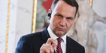 Сикорский: решение ЕС о финансировании Украины может определить исход войны