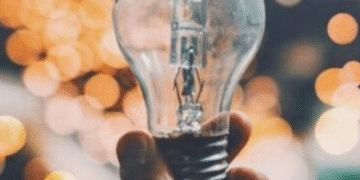 Масштабний дефіцит електрики: у жителів двох районів Києва немає світла