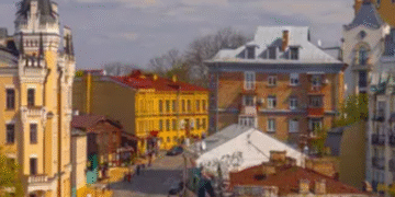 Дефіцит світла й зупинка транспорту: в центрі Києва ускладнено рух пасажирів