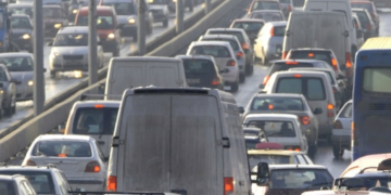 Кілометрові затори: одна з найбільших доріг Києва частково перекрита