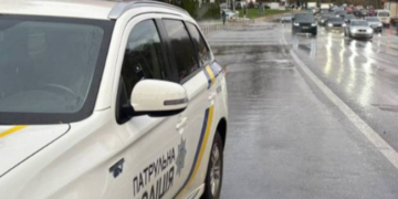 Кілометрові затори і поліція: одна з найбільших доріг Києва перекрита