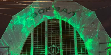 Масштабна магічна ілюмінація: вокзал Києва засяяв яскравими кольорами, – ФОТО