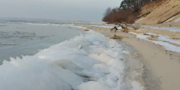 Підозрілі об’єкти над водоймою Київщини: ППО застерігає про небезпеку