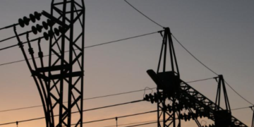 Нова хвиля відключень світла: в Києві та області оновили графіки ДТЕК на 24 грудня