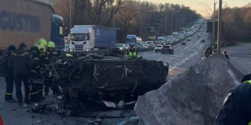 Розбите скло, смерть, уламки металу: в Києві сильний удар знищив авто – ФОТО
