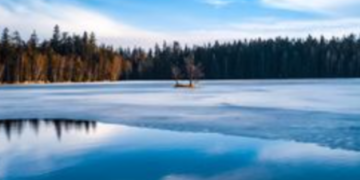 Сильні вибухи над водосховищем: у Київській області виникла небезпека