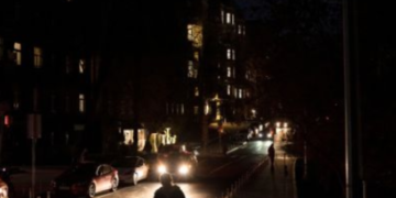 Блокування руху в темряві: в центрі Києва зупинився наземний транспорт