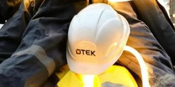 Ялинка з темряви і світла: у Києві з’явився символ вдячності енергетикам