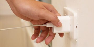 Фахівець розповів, чи можна залишати зарядку телефона в розетці