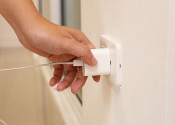 Чи можна залишати зарядку в розетці: коротке пояснення фахівця