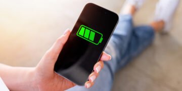 Чи варто заряджати смартфон тільки до 80%, щоб батарея жила довше: коротке пояснення експерта