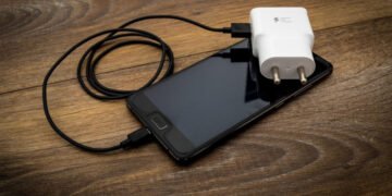 Чи можна використовувати дешеві зарядки для смартфонів: неочікувана відповідь фахівця