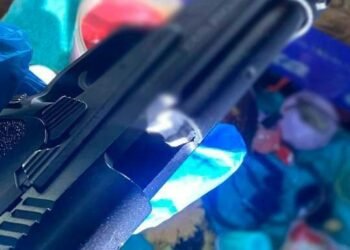 Погрожував пістолетом у супермаркеті: поліція Києва затримала нетверезого зловмисника