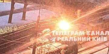 Льодовий апокаліпсис у Києві: іскри на дротах, зупинені трамваї та деревопад