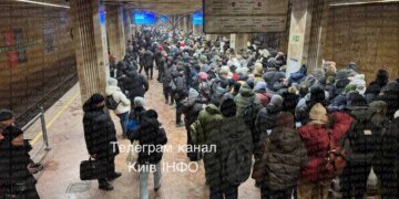 Метро у Києві паралізоване: пасажири застрягли на станціях