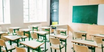 Тривожний сигнал для столиці: у Києві зупиняють навчання в школах