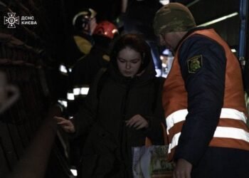 Евакуація з метро Києва: сотні пасажирів виводили з потягів у тунелях