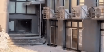 Пожежа, лід і холод: у Києві люди вимушено залишають житло