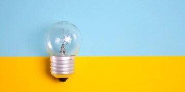 Ще один день із графіками: завтра по всій Україні вимикатимуть світло