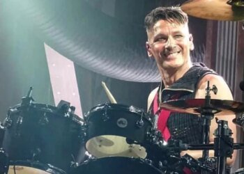 Отдых с огоньком: как фанату из РФ прилетел сладкий «сюрприз» от легендарной группы. ВИДЕО