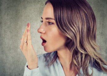 Перегар возникает не во рту: почему жвачка не спасает и что действительно помогает