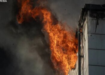 Киев: ГСЧС показала кадры с места утреннего пожара. ФОТО