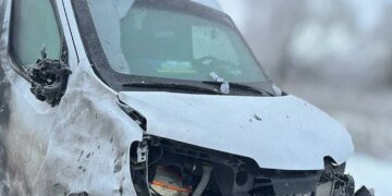 Окупанти прицільно атакували цивільний евакуаційний автомобіль на Сумщині: є травмовані