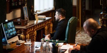 В Одесі ворог бив біля "Привозу", у Києві без тепла досі 926 будинків: Зеленський провів селектор по ситуації в областях