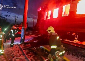 На борту перебувало близько 300 людей: рятувальники показали наслідки атаки рф на поїзд "Чоп-Барвінкове"