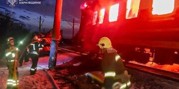 На борту перебувало близько 300 людей: рятувальники показали наслідки атаки рф на поїзд "Чоп-Барвінкове"