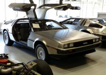 Чому ніхто масово не випускає автомобілі з нержавіючої сталі