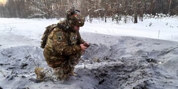 В Ровенской области “Шахеды” сбрасывали взрывчатку возле путей: в полиции показали фото