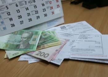 Без світла, без тепла, але з боргами: що чекає Київ після ударів по ТЕЦ