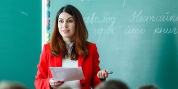 Учителя могут остаться без повышения зарплат: в чем дело