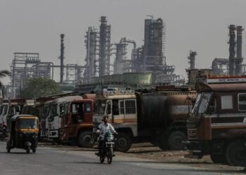 На фоне рекордного падения цены: Крупнейший покупатель российской нефти опроверг уведомление о возобновлении импорта сырья из РФ.