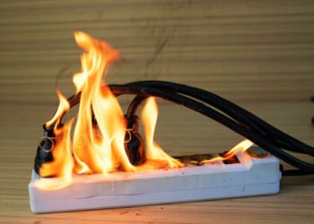 Названо 8 приладів, які категорично не можна підключати до подовжувача