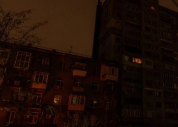 Блэкаут в 2 областях: поезда задерживаются, связь на 8 часов, а люди скупают воду