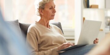 В Минсоцполитики рассказали, как вырастут выплаты учителям и соцработникам после реформы