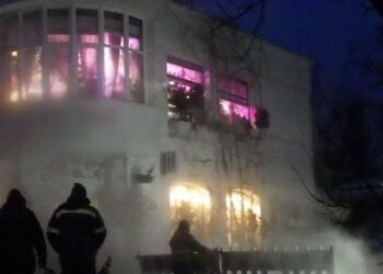 Опіки на тротуарі: у Києві дівчина потрапила у яму з окропом