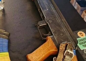 Чоловік із автоматом у київському магазині: поліція втрутилася